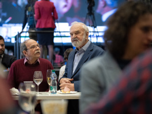 FOTOGALERIE: Podívejte se do zákulisí Pavlova štábu. Přišli umělci i politici