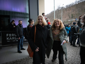 FOTOGALERIE: Podívejte se do zákulisí Pavlova štábu. Přišli umělci i politici