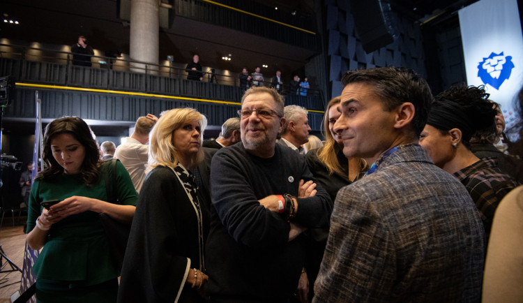 FOTOGALERIE: Podívejte se do zákulisí Pavlova štábu. Přišli umělci i politici