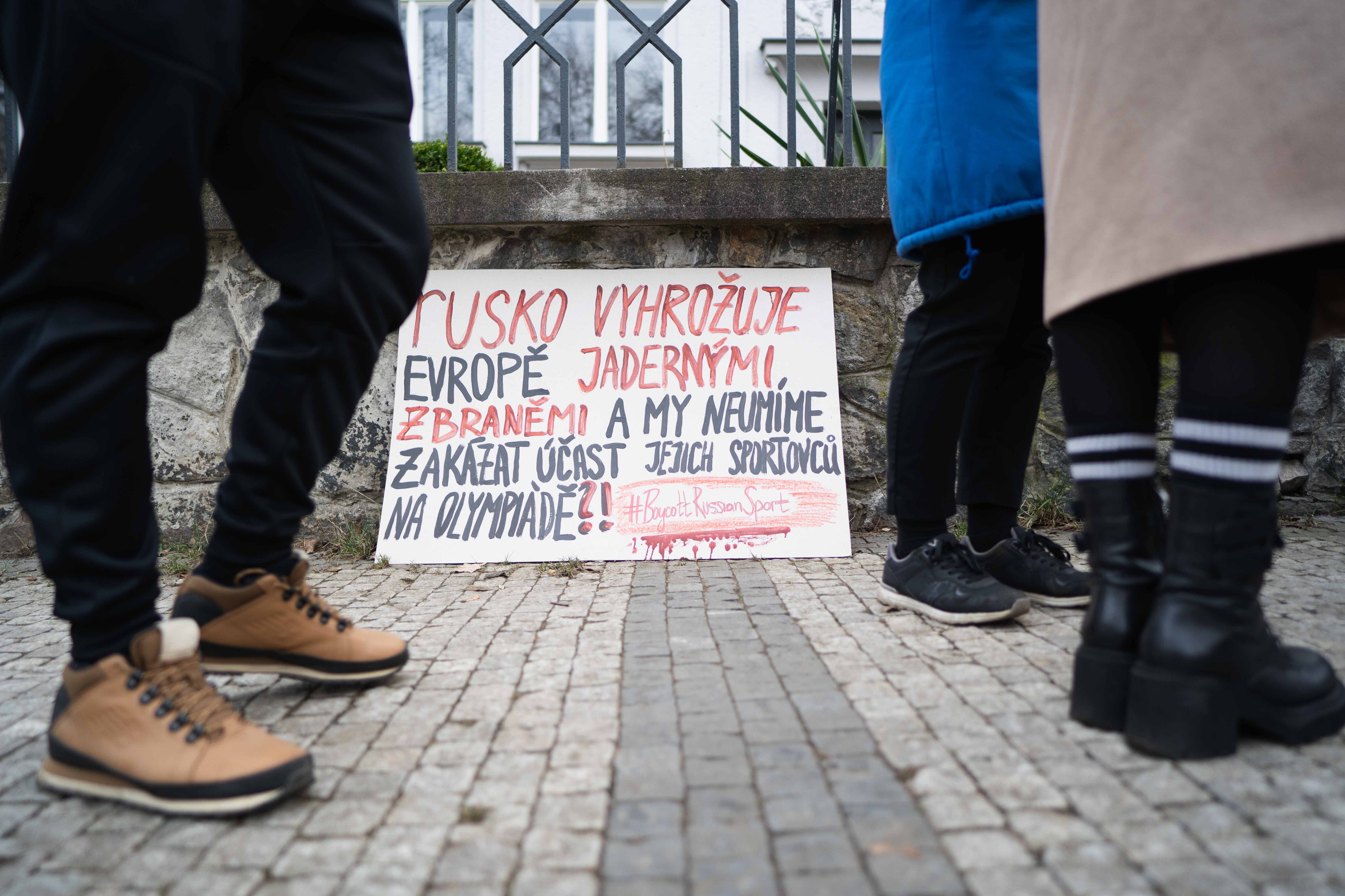 FOTOGALERIE: Ne Rusům na olympiádě! Lidé protestovali před sídlem olympijského výboru