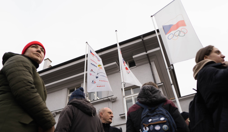 FOTOGALERIE: Ne Rusům na olympiádě! Lidé protestovali před sídlem olympijského výboru