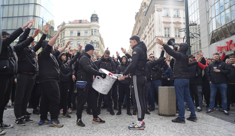 FOTOGALERIE: Fanoušci Slavie vyšli na Letnou, čeká je derby se Spartou