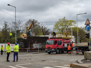 FOTOGALERIE: Ikonický most z Výstaviště putuje do muzea. Modernizace omezí i provoz legendárního stánku