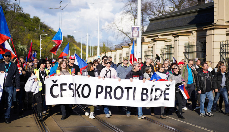 FOTOGALERIE: Na Václavském náměstí se sešly tisíce lidí, požadují demisi vlády