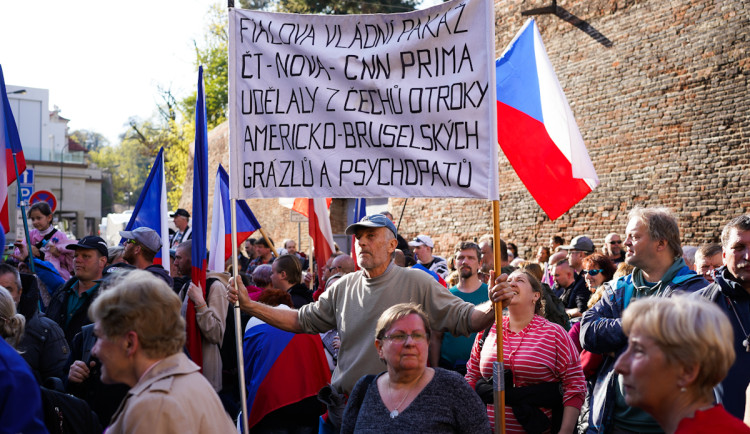 FOTOGALERIE: Na Václavském náměstí se sešly tisíce lidí, požadují demisi vlády