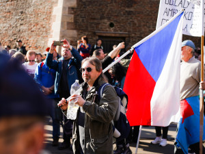 FOTOGALERIE: Na Václavském náměstí se sešly tisíce lidí, požadují demisi vlády
