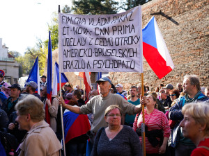 FOTOGALERIE: Na Václavském náměstí se sešly tisíce lidí, požadují demisi vlády