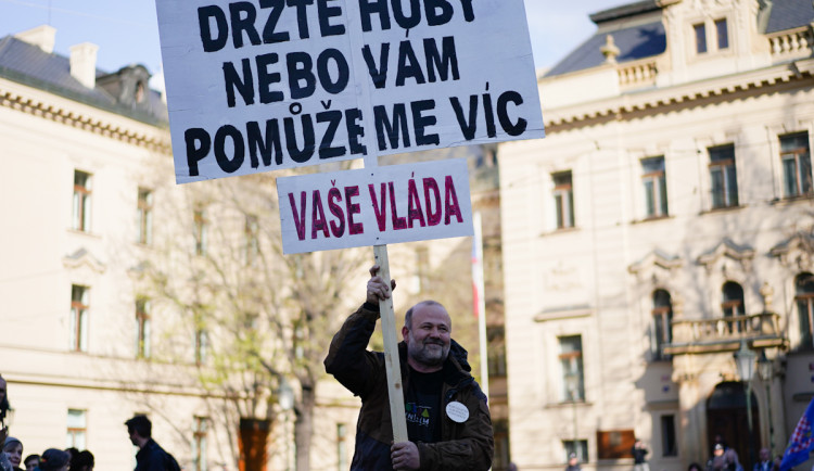 FOTOGALERIE: Na Václavském náměstí se sešly tisíce lidí, požadují demisi vlády