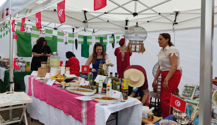 FOTOGALERIE: Dejvice ožily přehlídkou zahraničních tradic. Festival ambasád přinesl ochutnávky z Gruzie i z Argentiny
