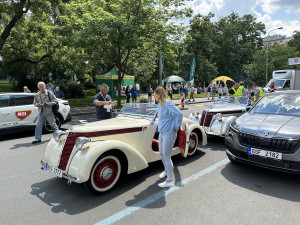 FOTOGALERIE: Centrum Prahy zaplnila historická auta, vydají se na závod do Bratislavy a zpět