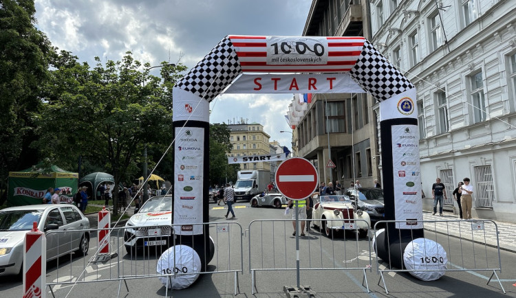 FOTOGALERIE: Centrum Prahy zaplnila historická auta, vydají se na závod do Bratislavy a zpět