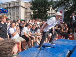 FOTOGALERIE: Letnou se prohnali skateboardisti. Na nebezpečný sjezd se vydalo na 20 závodníků