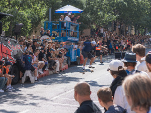 FOTOGALERIE: Letnou se prohnali skateboardisti. Na nebezpečný sjezd se vydalo na 20 závodníků