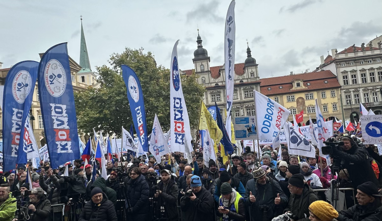 FOTOGALERIE: Gulášová polévka, komunisty i výhrůžky. Podívejte se, jak vypadal odborářský protest v Praze