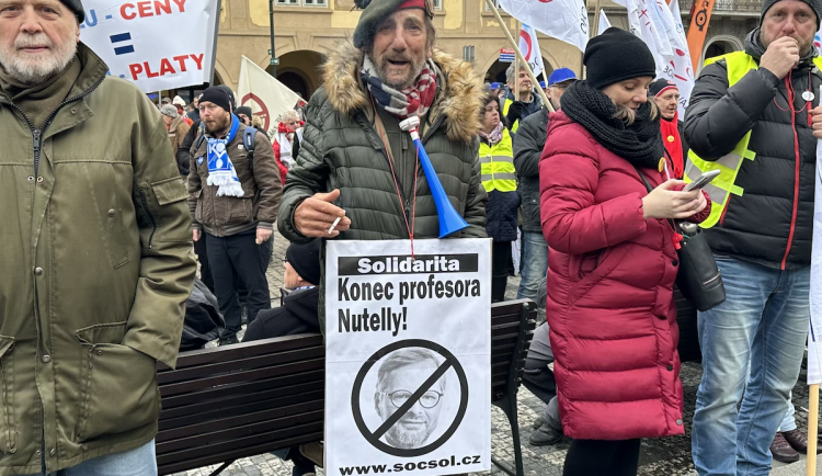 FOTOGALERIE: Gulášová polévka, komunisty i výhrůžky. Podívejte se, jak vypadal odborářský protest v Praze