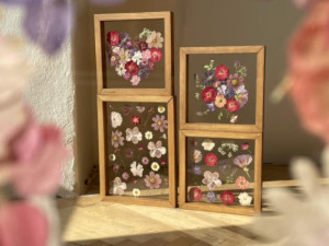 FOTOGALERIE: Veronika s Petrem vyrábí úchvatné obrazy z lisovaných květin. Na výlety chodíme s batohy plných knih, říkají