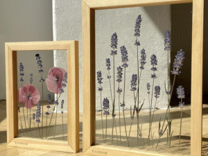 FOTOGALERIE: Veronika s Petrem vyrábí úchvatné obrazy z lisovaných květin. Na výlety chodíme s batohy plných knih, říkají