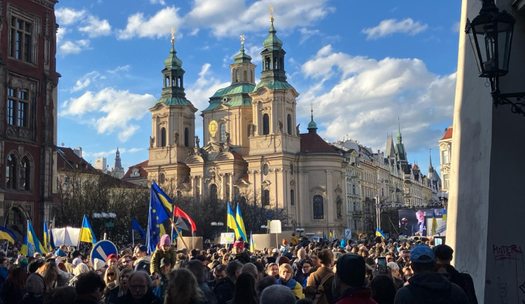 FOTOGALERIE: Shromáždění za Ukrajinu zaplnilo Staroměstské náměstí