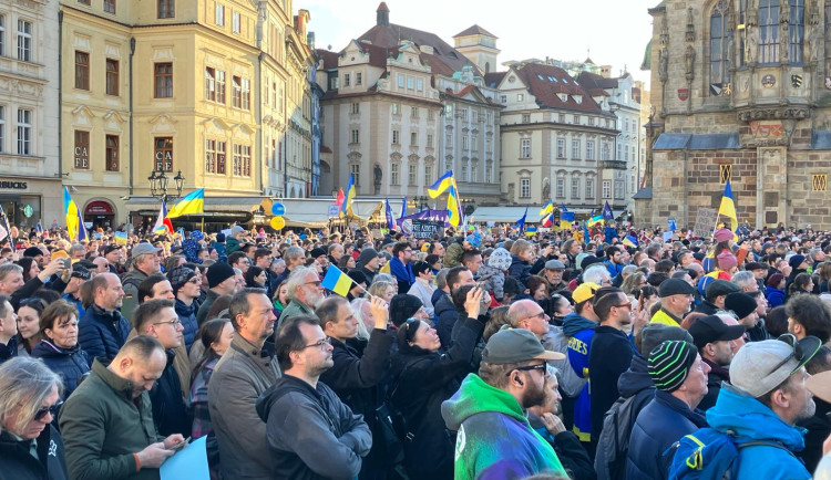 FOTOGALERIE: Shromáždění za Ukrajinu zaplnilo Staroměstské náměstí