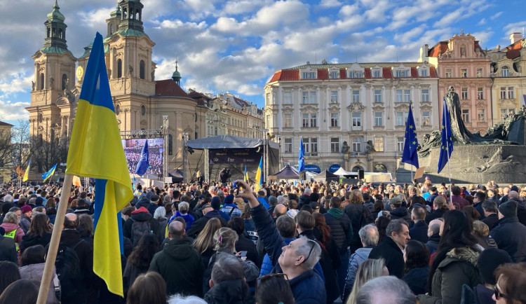 FOTOGALERIE: Shromáždění za Ukrajinu zaplnilo Staroměstské náměstí