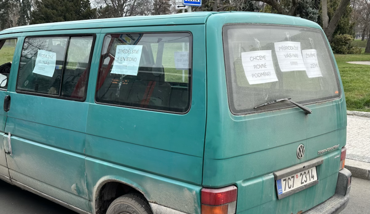 FOTOGALERIE: Hnůj hlídaný policií, naštvaní zemědělci a zase ten guláš. Podívejte se, jak vypadal další protest farmářů