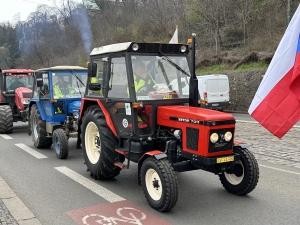 FOTOGALERIE: Hnůj hlídaný policií, naštvaní zemědělci a zase ten guláš. Podívejte se, jak vypadal další protest farmářů