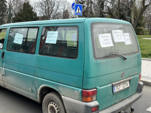 FOTOGALERIE: Hnůj hlídaný policií, naštvaní zemědělci a zase ten guláš. Podívejte se, jak vypadal další protest farmářů