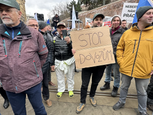 FOTOGALERIE: Hnůj hlídaný policií, naštvaní zemědělci a zase ten guláš. Podívejte se, jak vypadal další protest farmářů