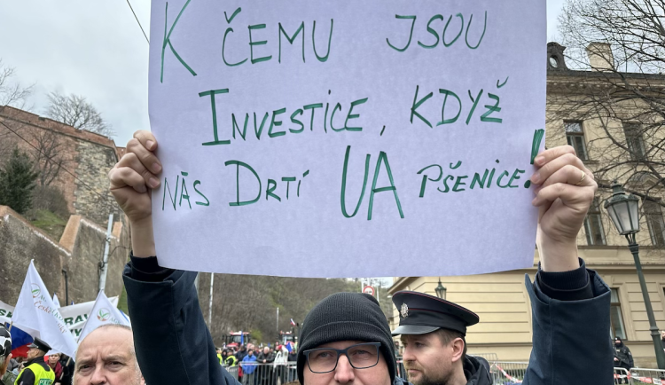 FOTOGALERIE: Hnůj hlídaný policií, naštvaní zemědělci a zase ten guláš. Podívejte se, jak vypadal další protest farmářů