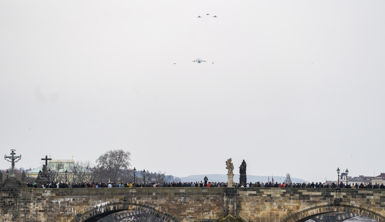FOTOGALERIE: Nad Karlovým mostem proletěly stíhačky. Armáda slaví výročí vstupu do NATO