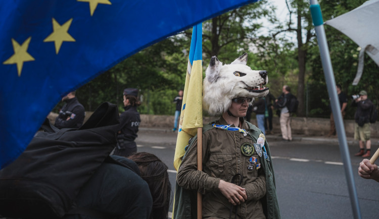 FOTOGALERIE: Vztyčené prostředníčky, karafiáty a ruské vlajky. Podívejte se, jak vypada návštěva Nočních vlků na Olšanských hřbitovech