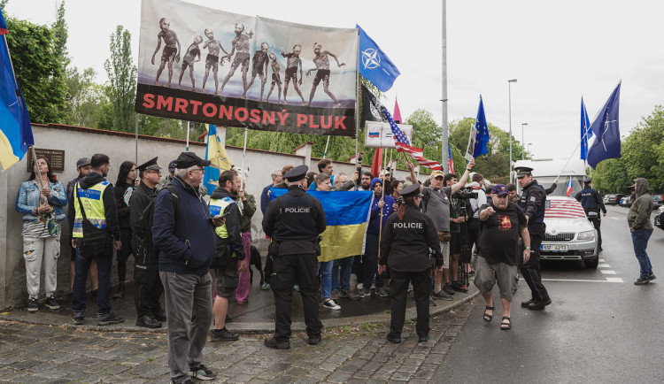 FOTOGALERIE: Vztyčené prostředníčky, karafiáty a ruské vlajky. Podívejte se, jak vypadala návštěva Nočních vlků na Olšanských hřbitovech