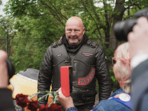 FOTOGALERIE: Vztyčené prostředníčky, karafiáty a ruské vlajky. Podívejte se, jak vypada návštěva Nočních vlků na Olšanských hřbitovech