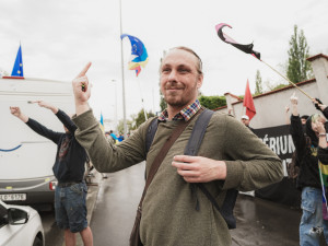 FOTOGALERIE: Vztyčené prostředníčky, karafiáty a ruské vlajky. Podívejte se, jak vypada návštěva Nočních vlků na Olšanských hřbitovech