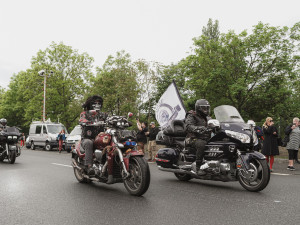 FOTOGALERIE: Vztyčené prostředníčky, karafiáty a ruské vlajky. Podívejte se, jak vypada návštěva Nočních vlků na Olšanských hřbitovech