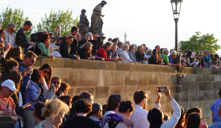 FOTOGALERIE: Vltavu křižovaly historické veslice. Plavba byla součástí Svatojánských slavností