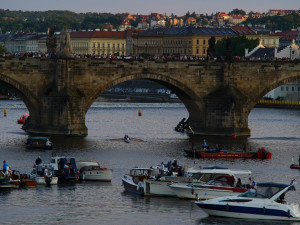 FOTOGALERIE: Vltavu křižovaly historické veslice. Plavba byla součástí Svatojánských slavností