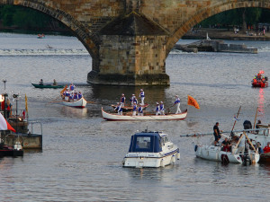 FOTOGALERIE: Vltavu křižovaly historické veslice. Plavba byla součástí Svatojánských slavností