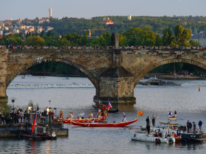 FOTOGALERIE: Vltavu křižovaly historické veslice. Plavba byla součástí Svatojánských slavností