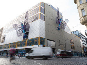 FOTOGALERIE: Obchodní dům Máj už zdobí oba Černého motýli. Povolení dostali na rok