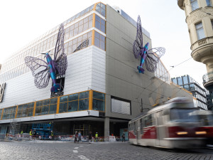 FOTOGALERIE: Obchodní dům Máj už zdobí oba Černého motýli. Povolení dostali na rok