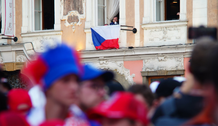 FOTOGALERIE: Euforie i kolapsy. Podívejte, jak se včera fandilo na Staroměstském náměstí
