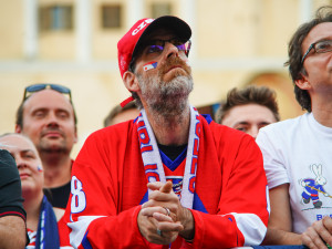 FOTOGALERIE: Euforie i kolapsy. Podívejte, jak se včera fandilo na Staroměstském náměstí