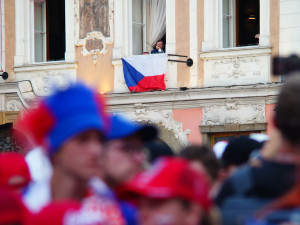 FOTOGALERIE: Euforie i kolapsy. Podívejte, jak se včera fandilo na Staroměstském náměstí