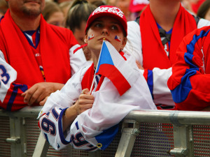 FOTOGALERIE: Euforie i kolapsy. Podívejte, jak se včera fandilo na Staroměstském náměstí