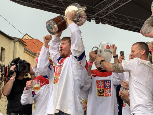 VIDEO: Kdo neskáče není Čech! Tisíce fanoušků slaví s českými hokejisty zlatou medaili