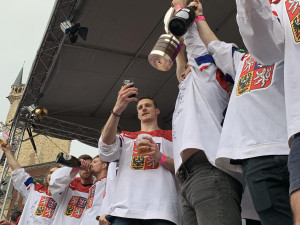 VIDEO: Kdo neskáče není Čech! Tisíce fanoušků slaví s českými hokejisty zlatou medaili