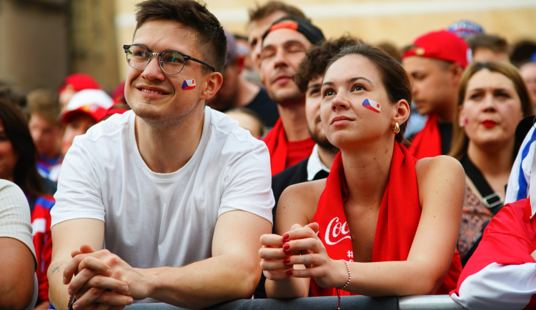FOTOGALERIE: Euforie i kolapsy. Podívejte, jak se včera fandilo na Staroměstském náměstí
