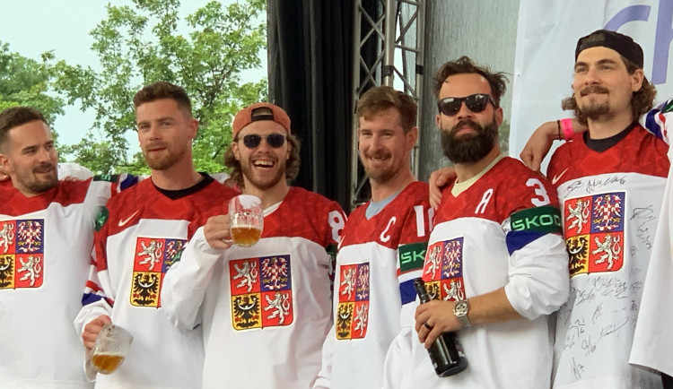 VIDEO: Kdo neskáče není Čech! Tisíce fanoušků slaví s českými hokejisty zlatou medaili