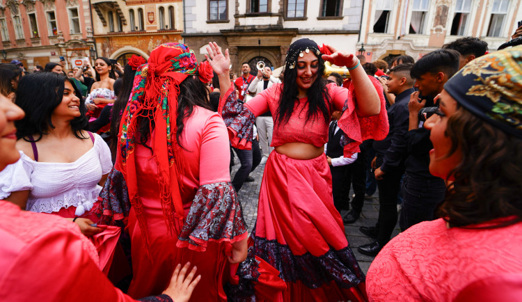 FOTOGALERIE: Prahou prošli v rámci festivalu Khamoro romští hudebníci a tanečnice